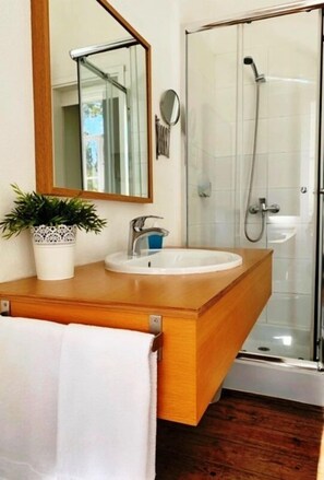 Deluxe Suite | Bathroom | Free toiletries, hair dryer, towels - WW Hostel & Suites (Coimbra)