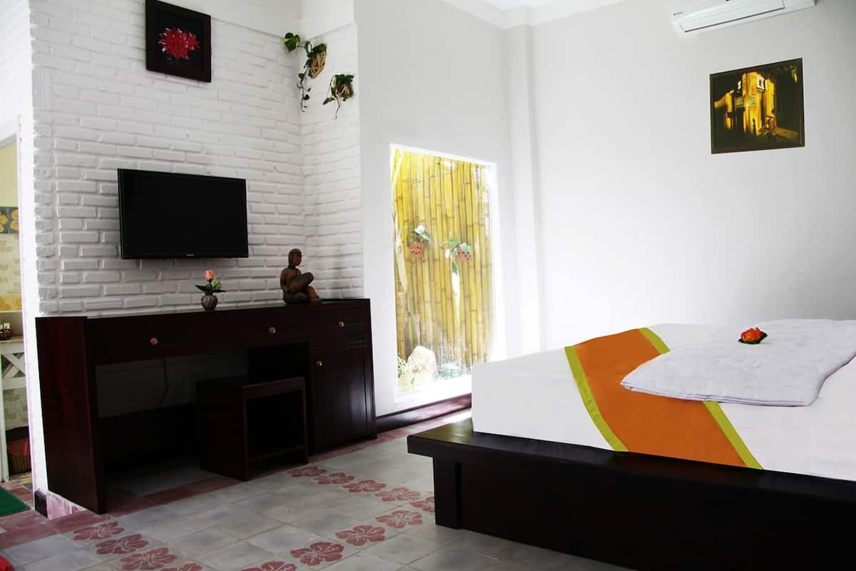 Family Room | Minibar, desk, blackout drapes, rollaway beds