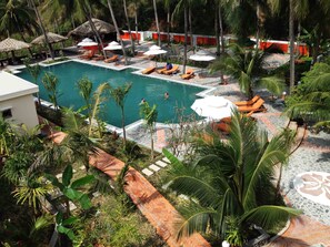 Outdoor pool, pool umbrellas, sun loungers - Green Hill Resort & Spa (Phan Thiet)