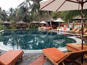 室外游泳池，提供泳池遮陽傘和日光浴躺椅