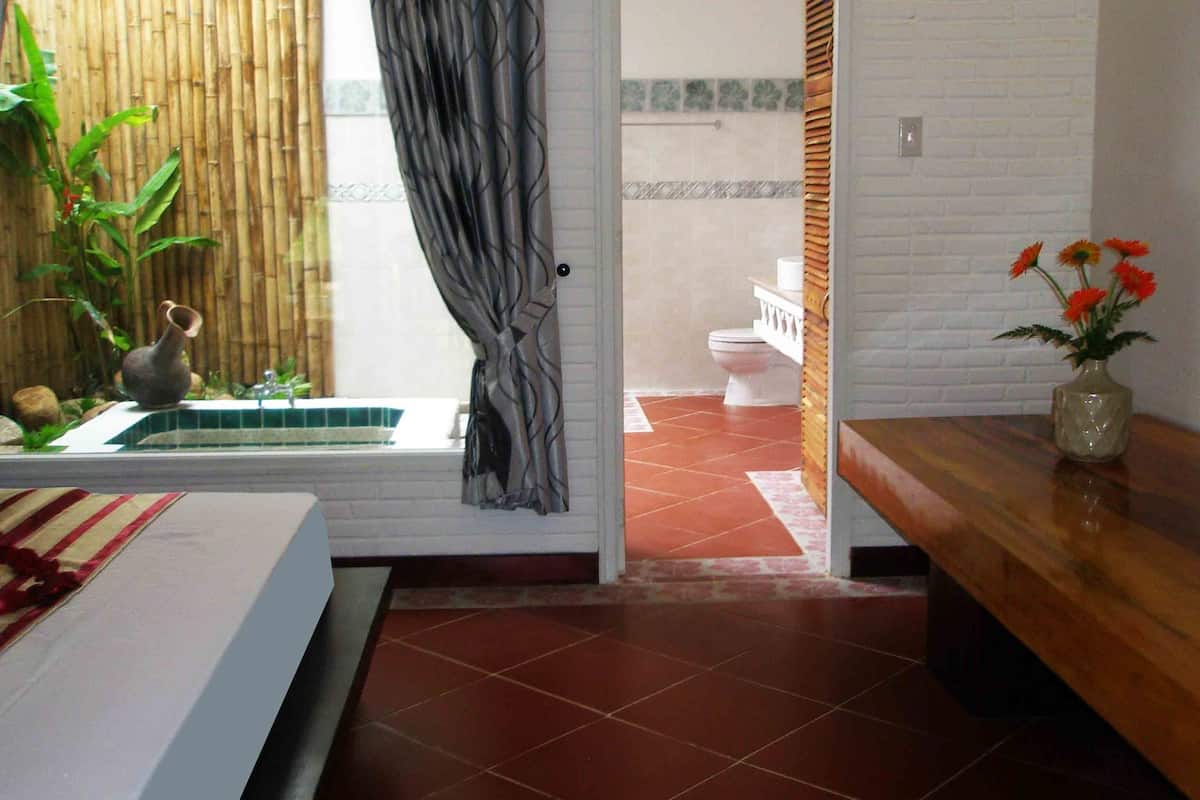 Bungalow, Lake View | Living area | 32-inch LCD TV with satellite channels, TV