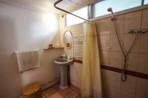 Doppelzimmer | Badezimmer | Dusche, Haartrockner, Handtücher