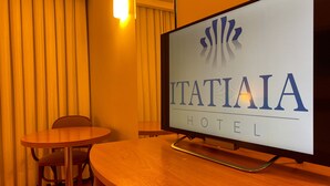 Una habitación de hotel con una televisión mostrando el letrero de