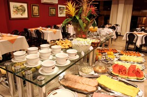 Se sirven desayunos, almuerzos, cenas y cocina brasileña 