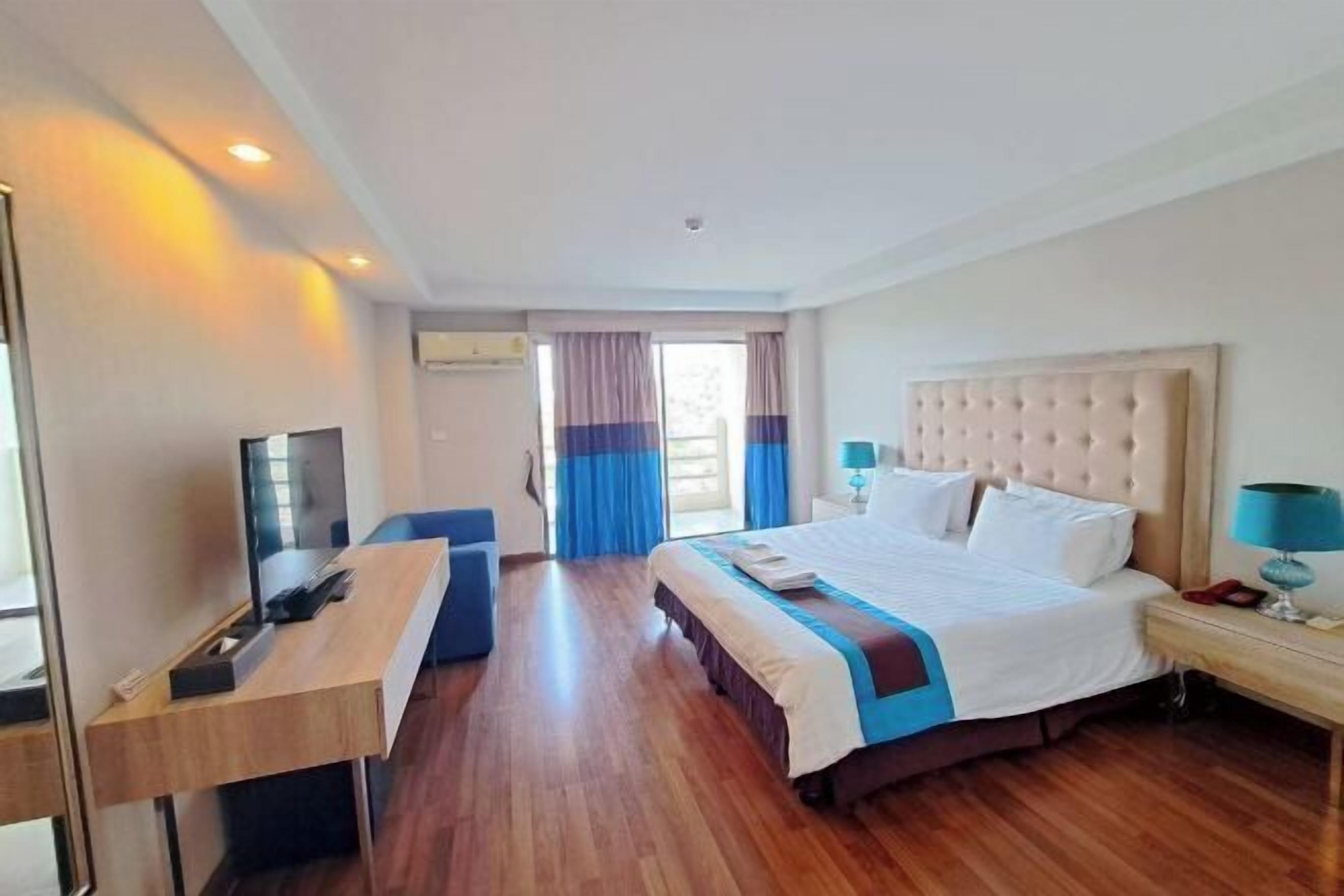 Hypo-allergenic bedding, in-room safe, rollaway beds, free WiFi