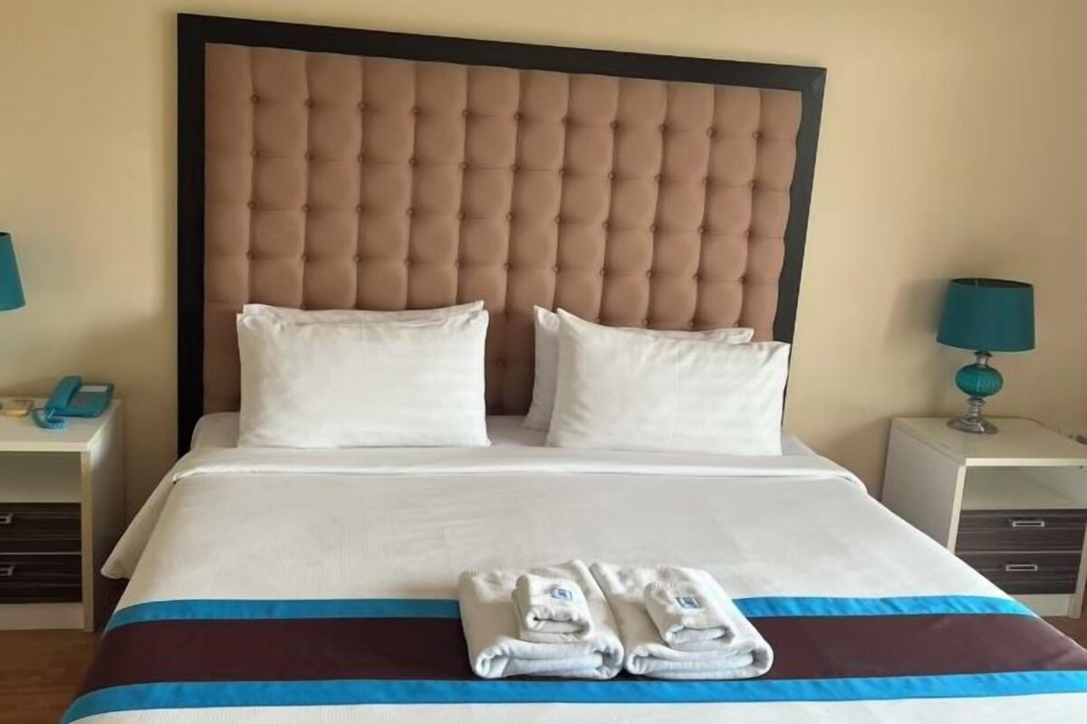 Hypo-allergenic bedding, in-room safe, rollaway beds, free WiFi