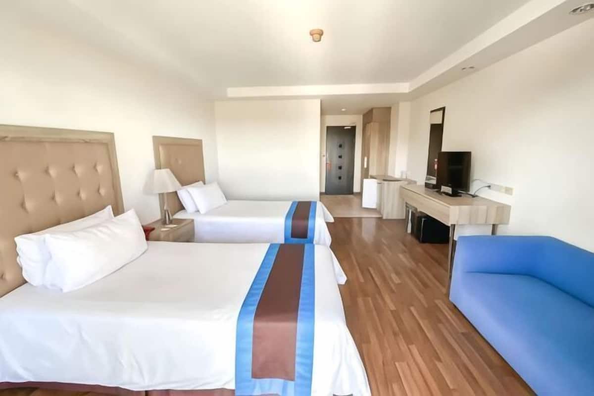 Ropa de cama hipoalergénica y caja de seguridad en la habitación