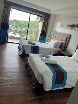 Deluxe Room | Hypo-allergenic bedding, in-room safe, rollaway beds, free WiFi - Blue Wave Hotel Hua Hin (Hua Hin)
