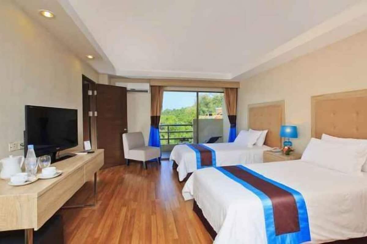 Hypo-allergenic bedding, in-room safe, rollaway beds, free WiFi
