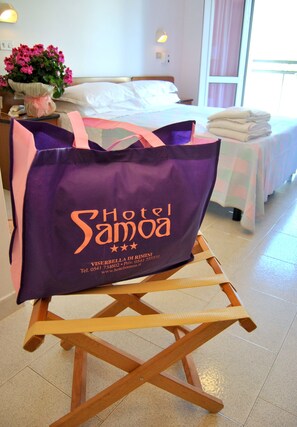 Comfort driepersoonskamer | Een kluis op de kamer, individueel gemeubileerd, een bureau, gratis wifi