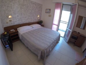 In-room safe, individually furnished, desk, free WiFi - Hotel Samoa (Rimini)