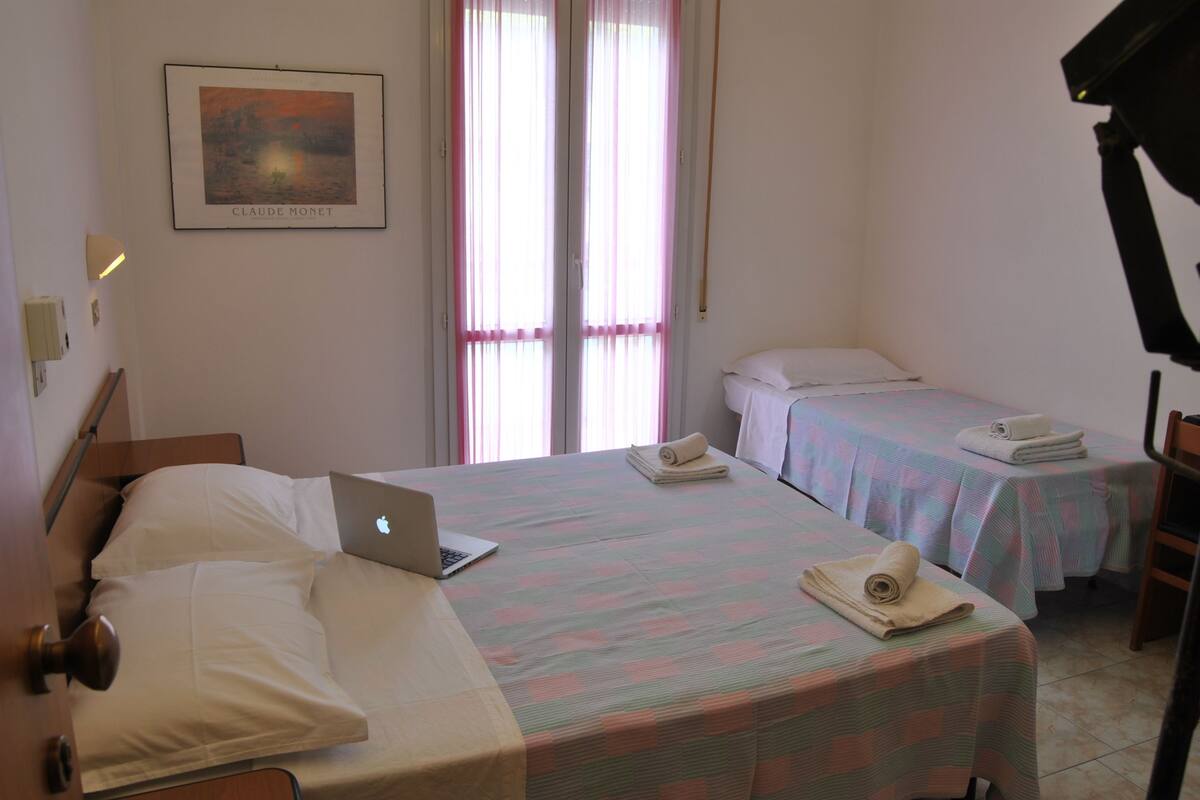 Comfort Triple Room | In-room safe, desk, WiFi (free), individually furnished
