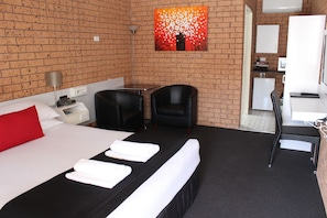 Deluxe-Zimmer, 1 Queen-Bett | 1 Schlafzimmer, hochwertige Bettwaren, Select-Comfort-Betten