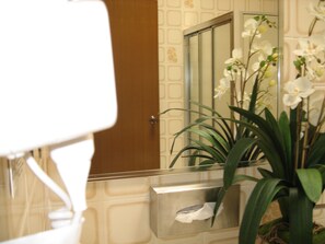 Bruser, designertoiletartikler, hårtørrer, håndklæder