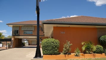 Vista frontal de la propiedad