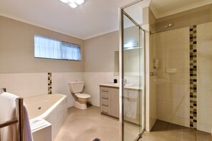 Executive Studio | Jetted tub - Hume Country Motor Inn (Glenroy)