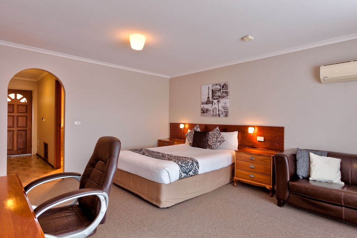 Executive Studio | Desk, laptop workspace, blackout curtains, soundproofing