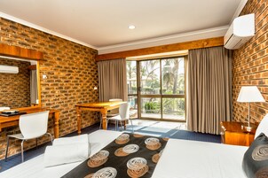 Escritorio, espacio para trabajar con laptop y cortinas blackout 