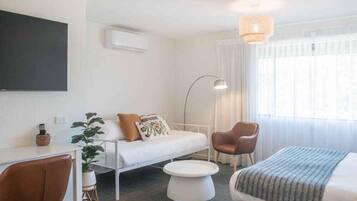 Deluxe Twin Room | Premium bedding, individually decorated, iron/ironing board, free WiFi