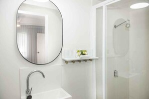 Studio Queen | Bathroom | Shower, free toiletries, hair dryer, towels