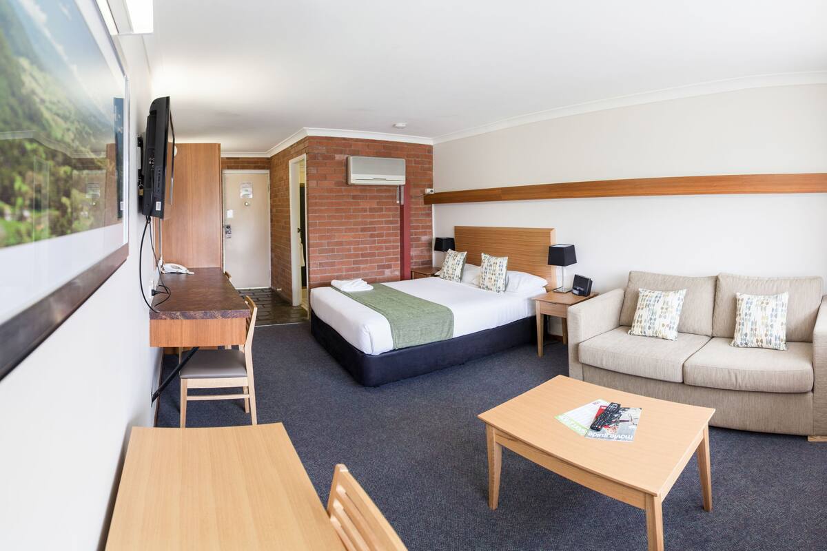 Premium bedding, iron/ironing board, free WiFi, individually decorated