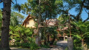 A rustic villa with a sign reading "Pousada Monte Felice Recanto da Lua". - Pousada Monte Felice Recanto da Lua (Gramado)