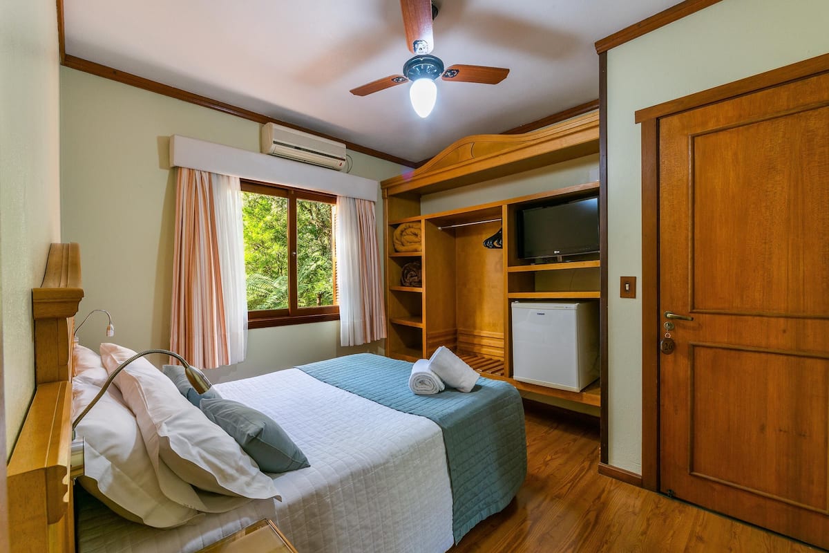 Minibar, blackout drapes, free WiFi, bed sheets