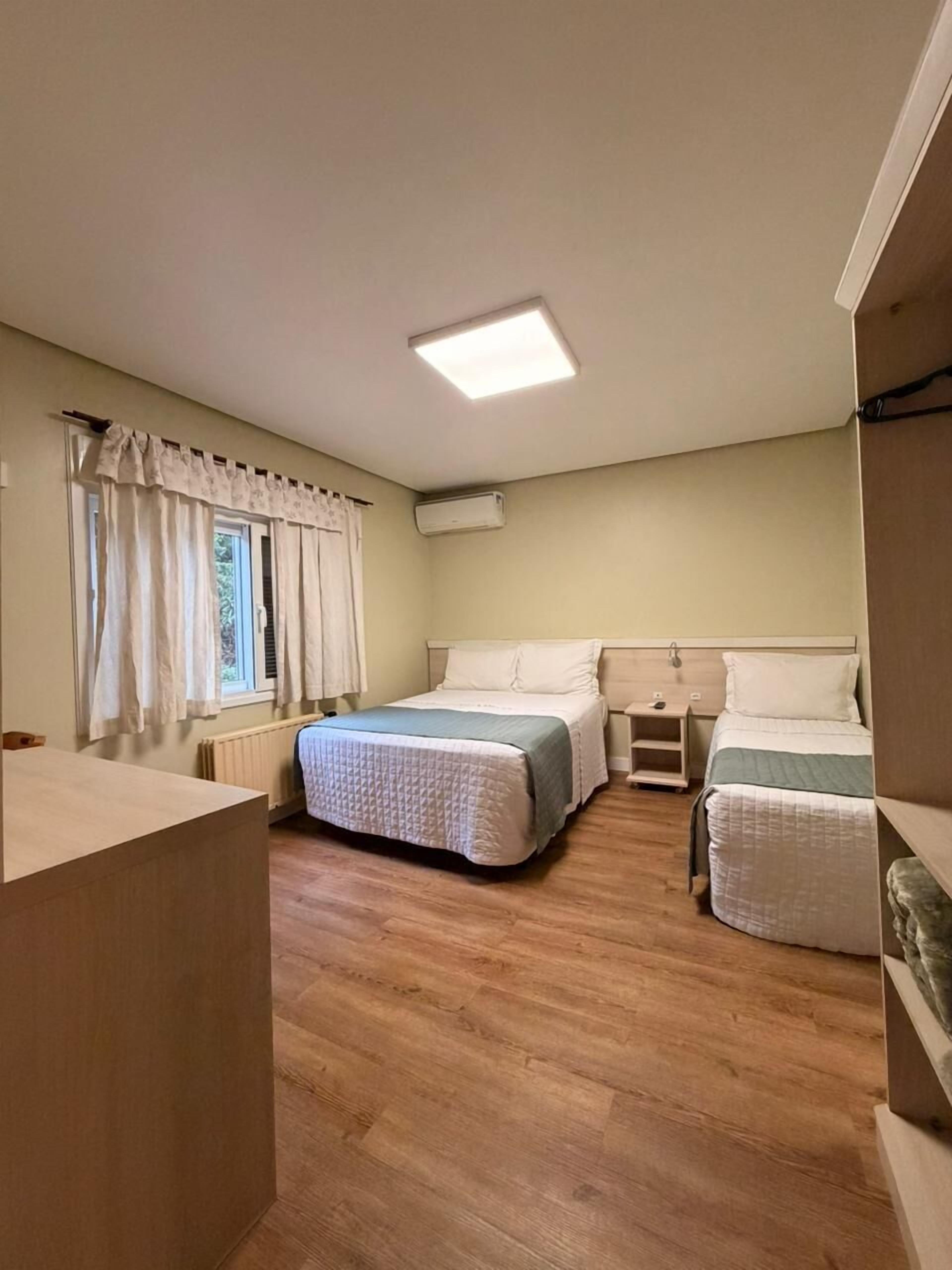 標準三人房 | 迷你吧、遮光窗簾/窗簾、免費 Wi-Fi、床單