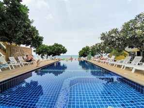Piscine extérieure, chaises longues