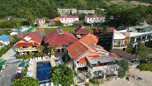 A resort with multiple buildings, a swimming pool, and a beach area. - Lanta Garden Home (Ko Lanta)
