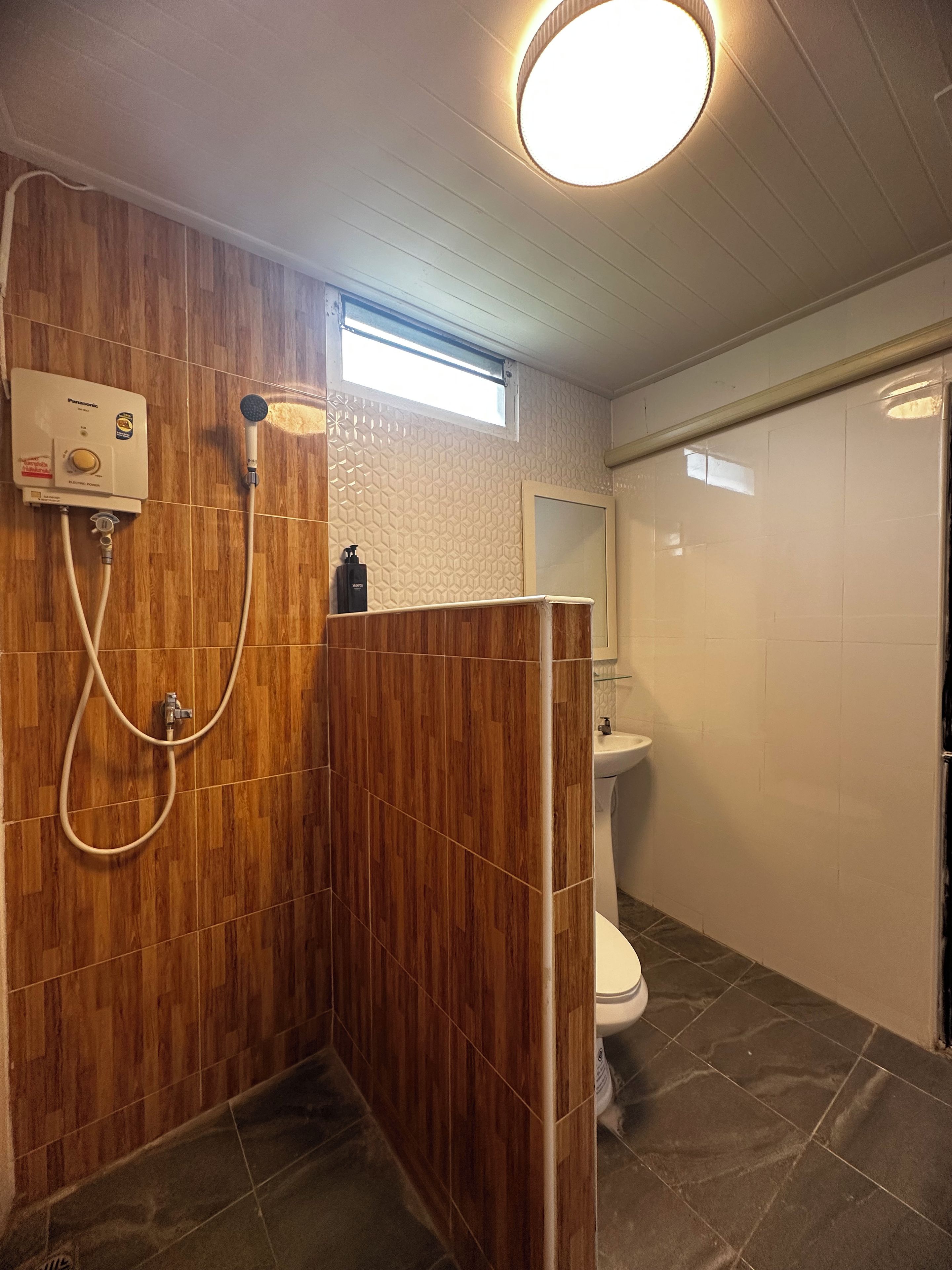 Ein Badezimmer mit Duschkabine, Toilette und Waschbecken.
