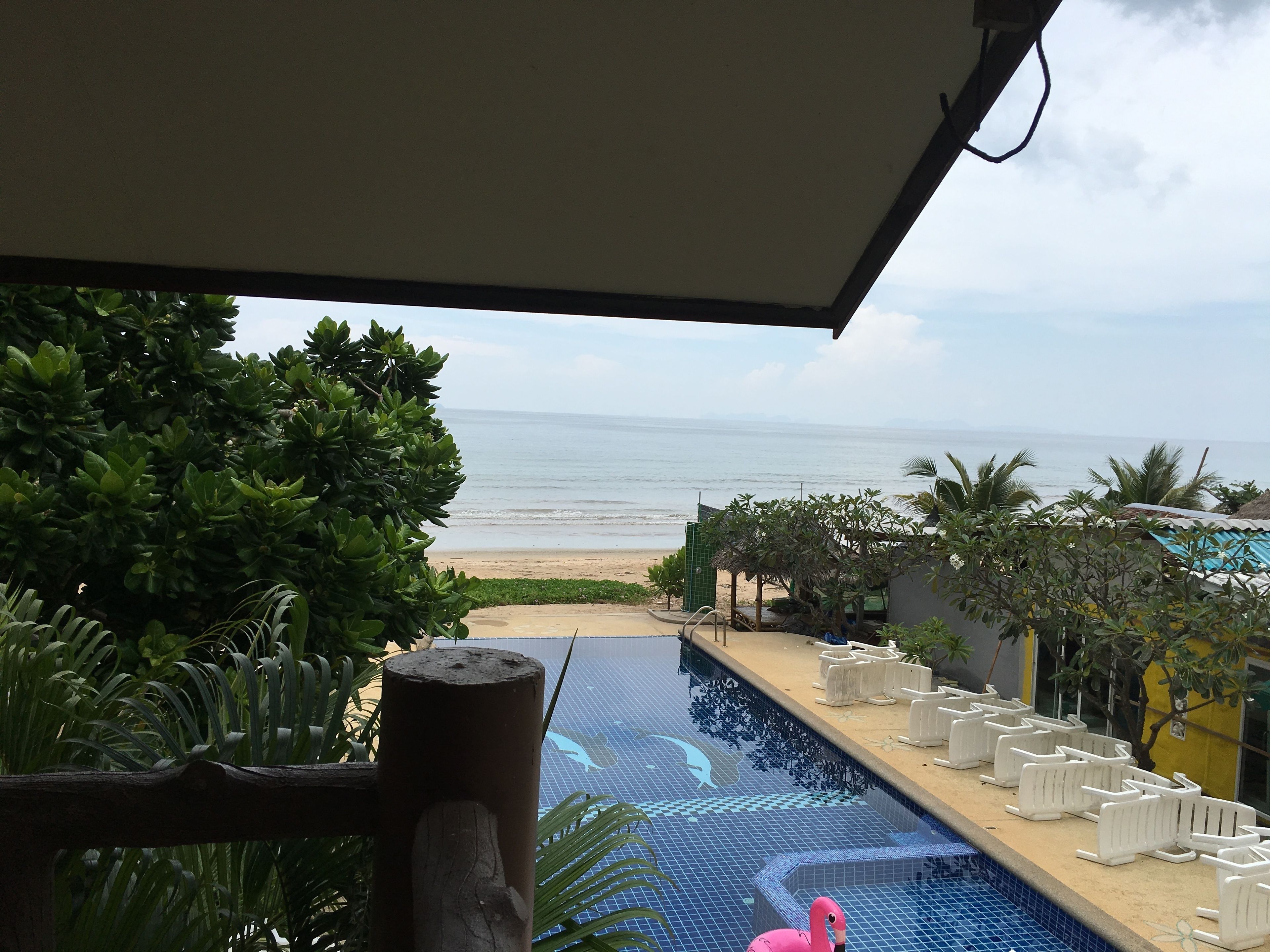 Una piscina con vistas a la playa y al océano.