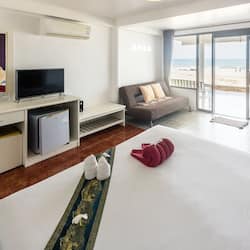 Beach Front | Living area