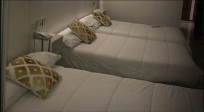 Habitación triple | Caja de seguridad en la habitación, escritorio, cunas y wifi gratis 