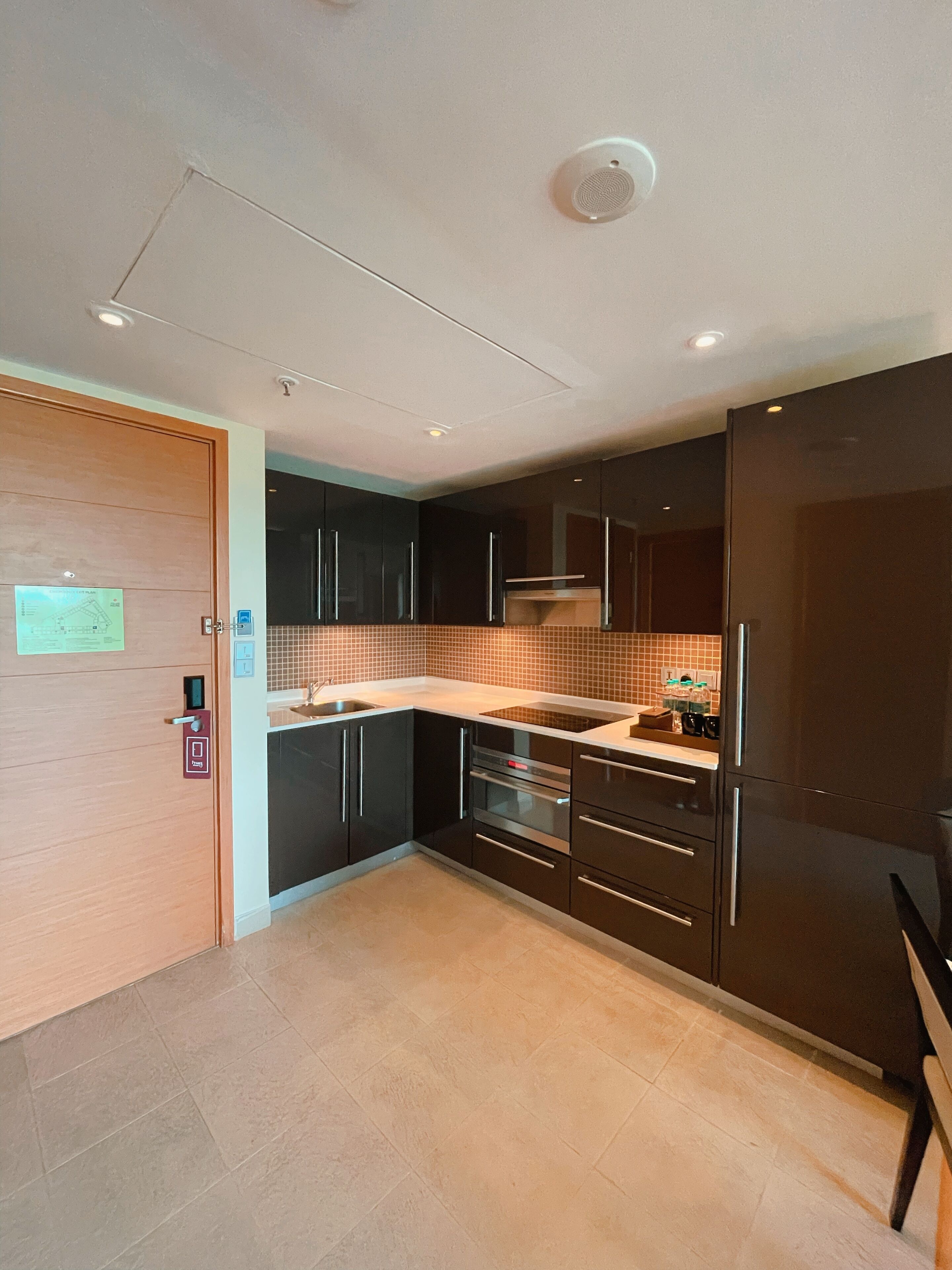 microwave, cookware/dishes/utensils