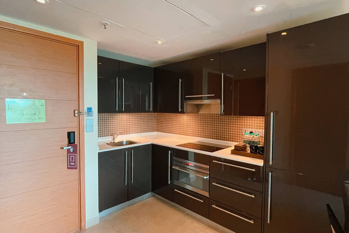 microwave, cookware/dishes/utensils