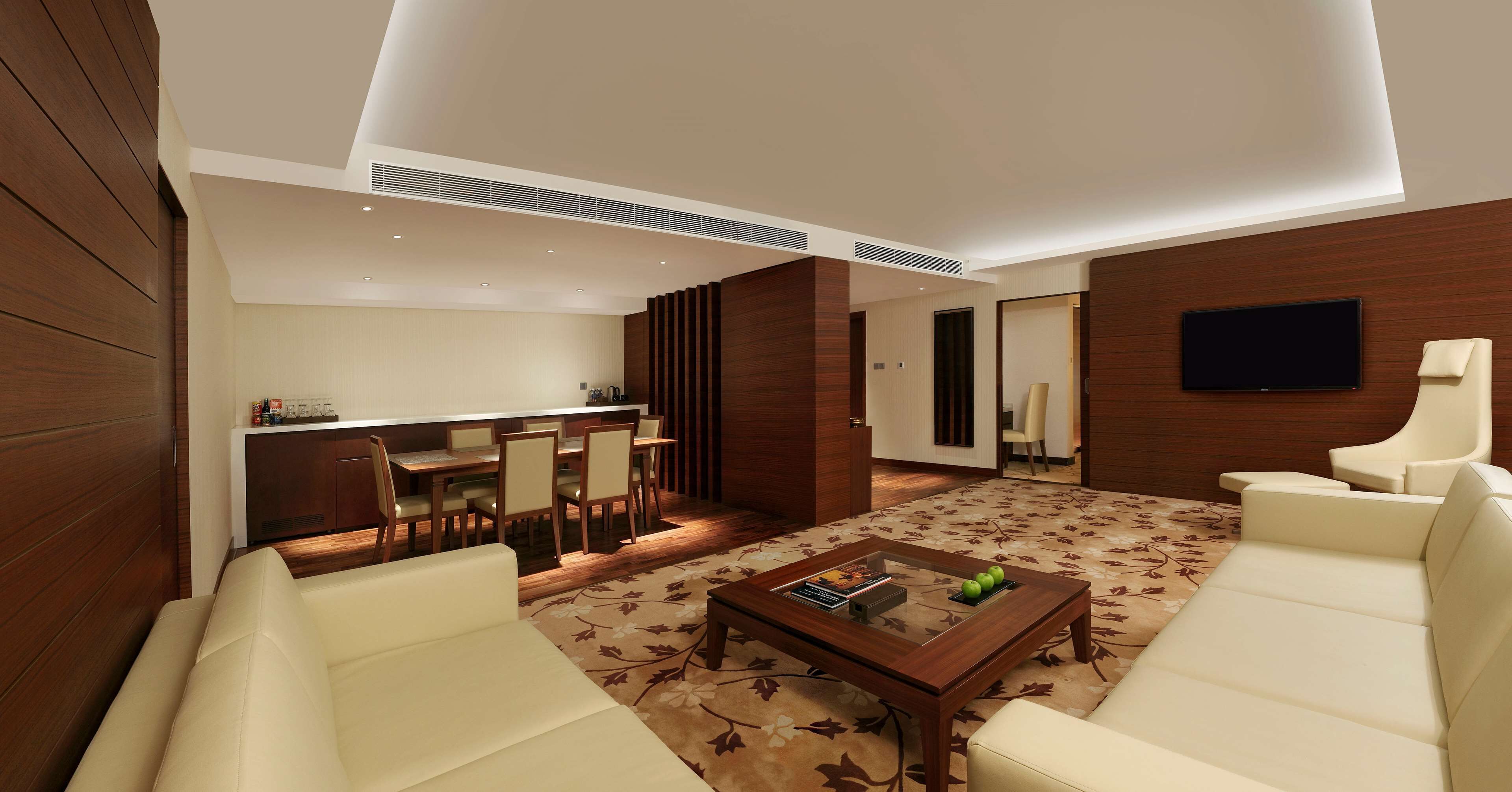 Suite luxueuse, Plusieurs lits, réfrigérateur et four à micro-ondes, vue sur le terrain de golf | Couette en duvet, minibar, coffre-fort, bureau