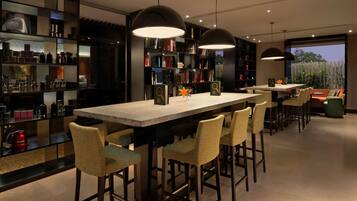 2 restaurants; breakfast, lunch, dinner and brunch served