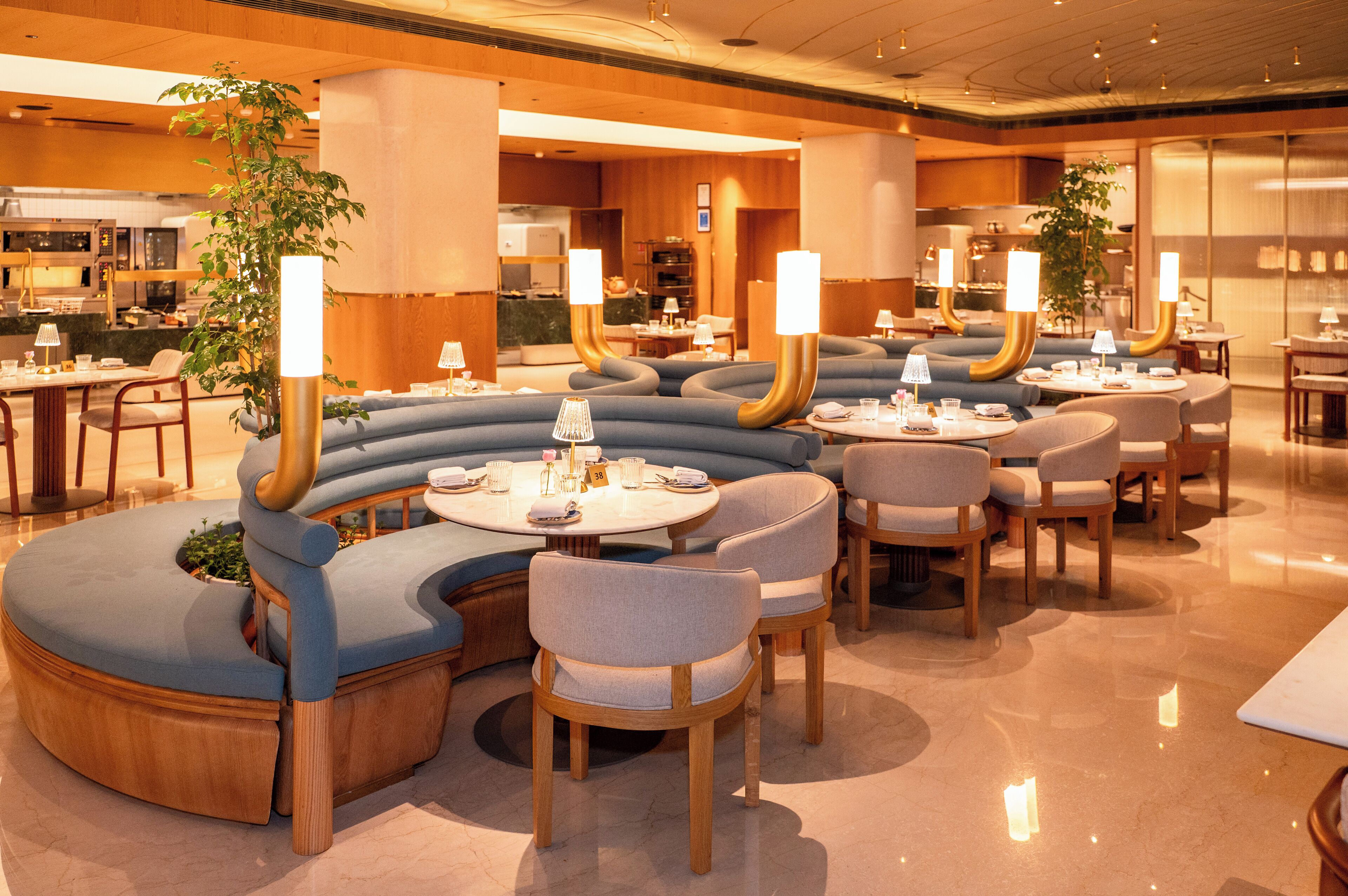 2 restaurants servant le déjeuner, le dîner, le souper et le brunch