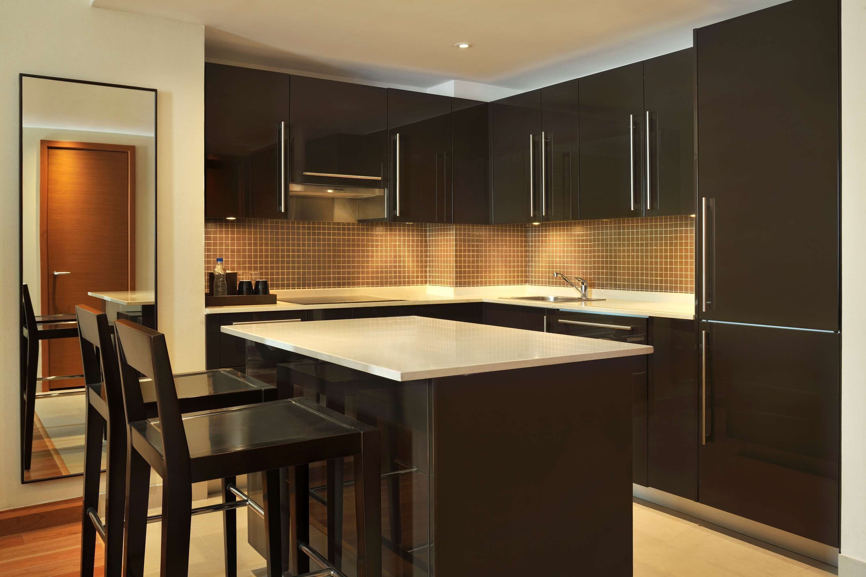 microwave, cookware/dishes/utensils