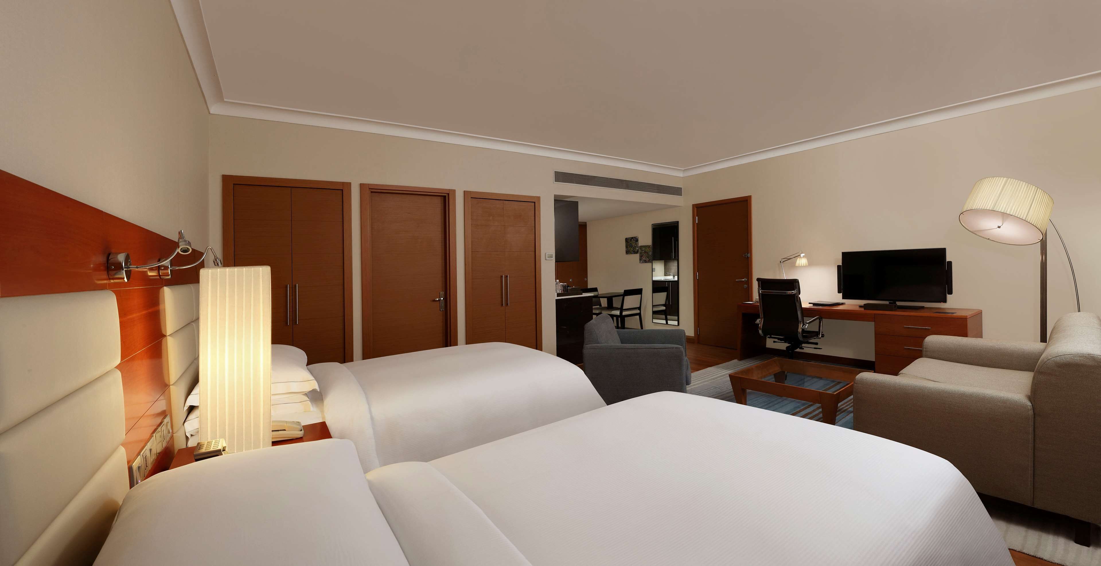 Cobrellits, minibar, caixa forta a l'habitació i decoració individual 