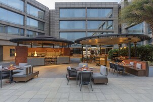 2 间餐厅，供应早餐、午餐和晚餐，国际美食