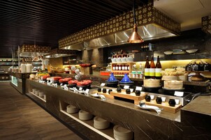 2 间餐厅，供应早餐、午餐和晚餐，国际美食