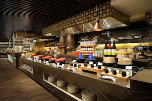 2 restaurants, breakfast, lunch, dinner served; international cuisine