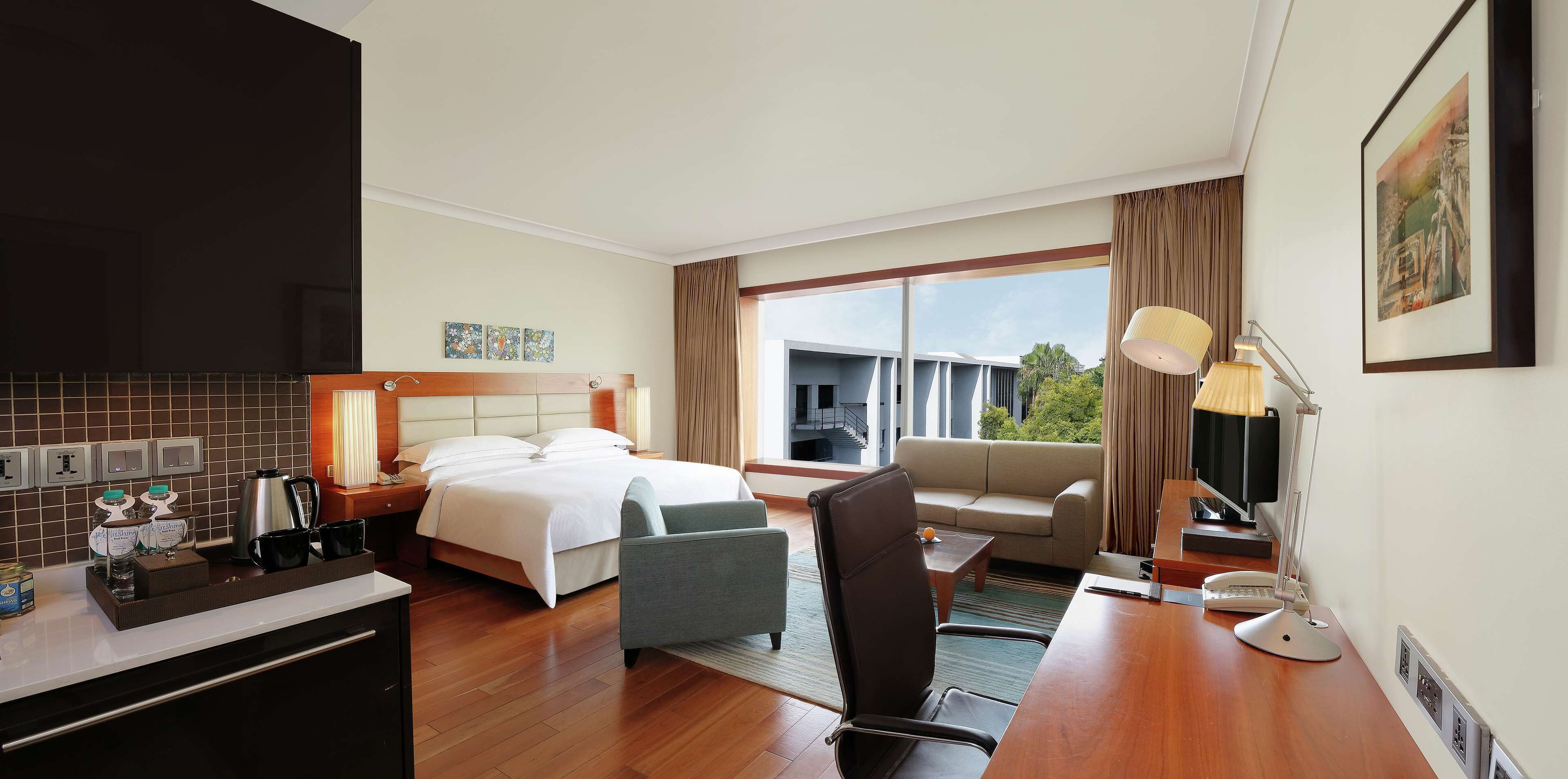 Edredons de pluma, frigobar, cofres nos quartos