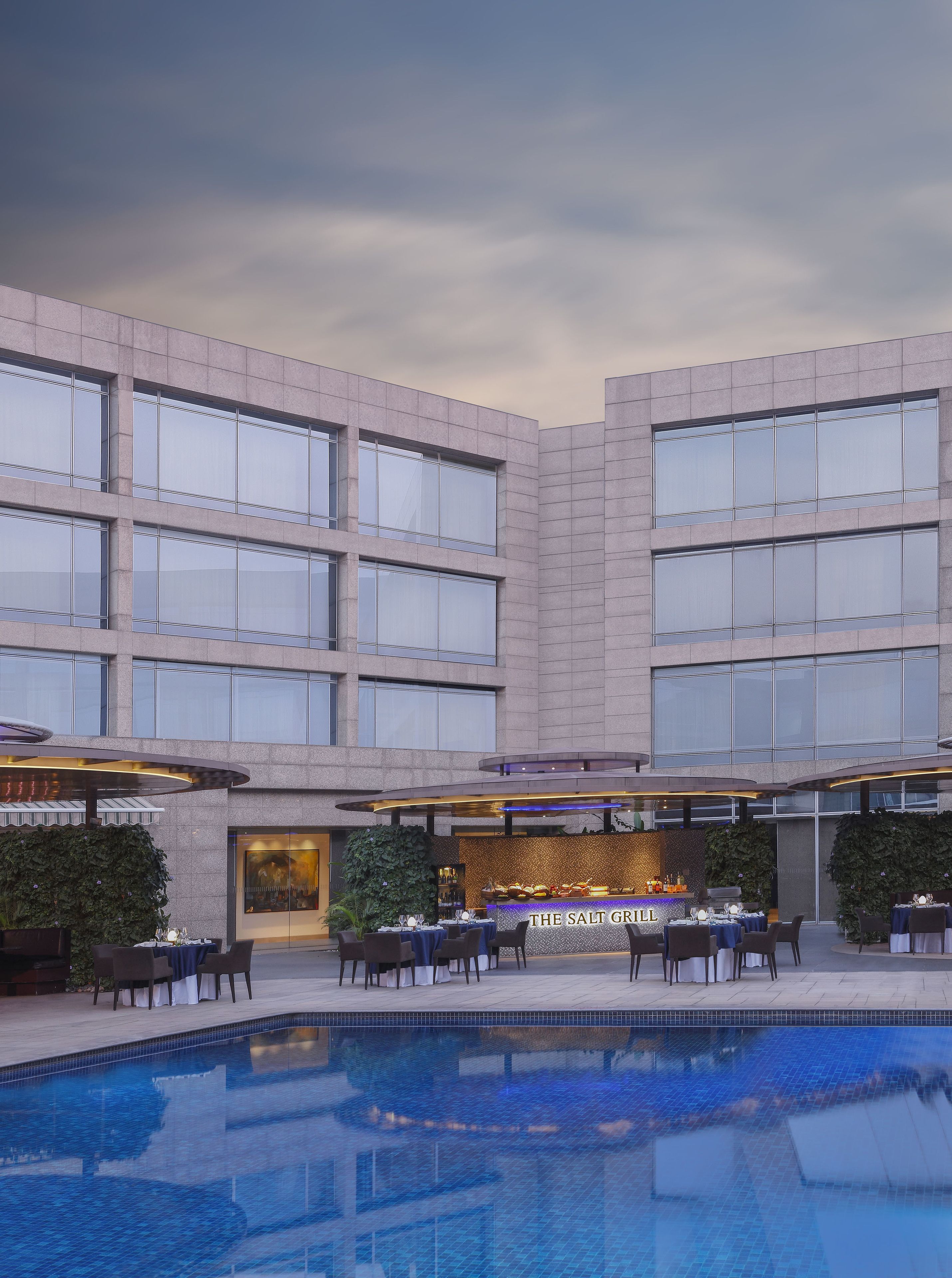 2 restaurantes; se sirve desayuno, almuerzo y cena; cocina internacional