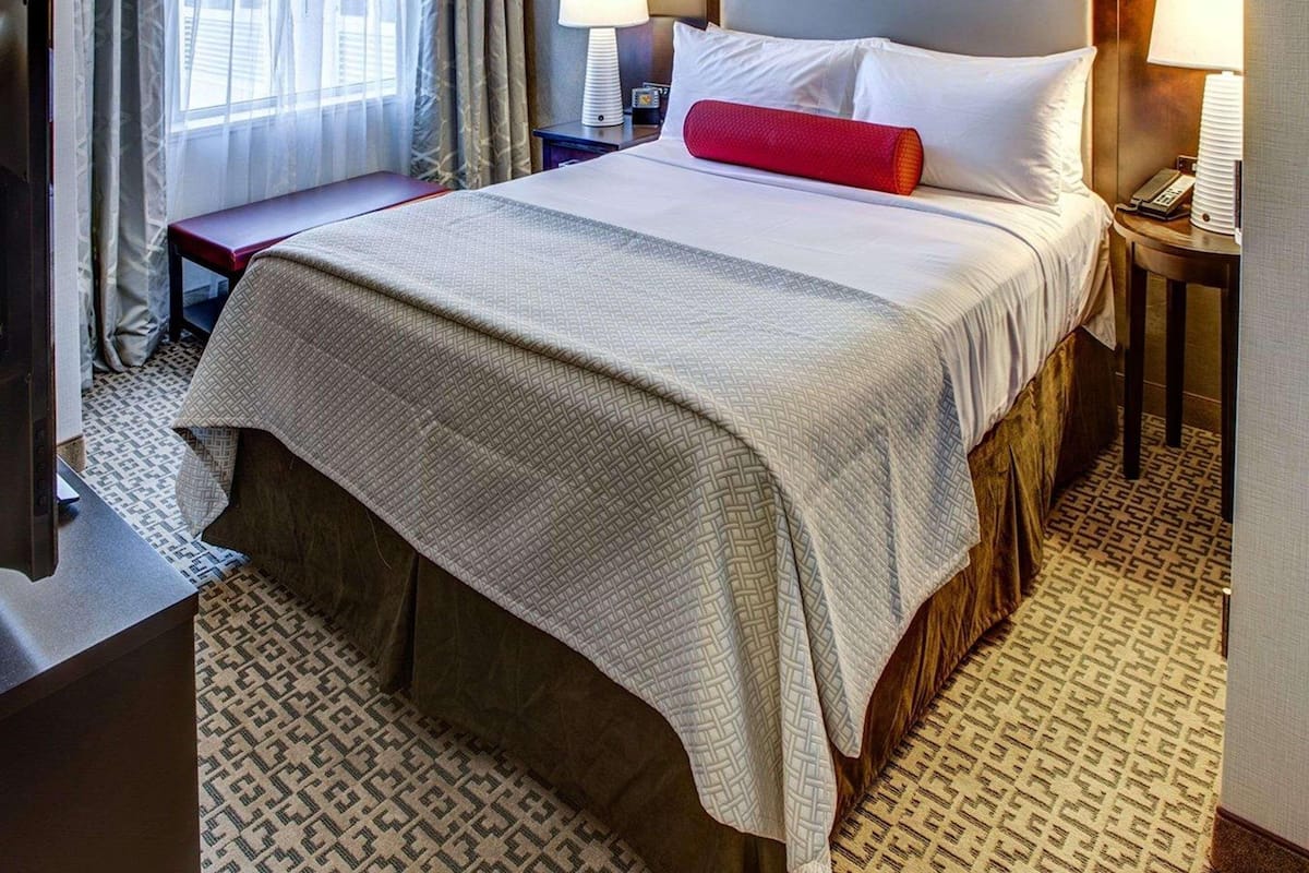 1 kamar tidur, bantalan ekstra lembut, brankas, dan meja kerja