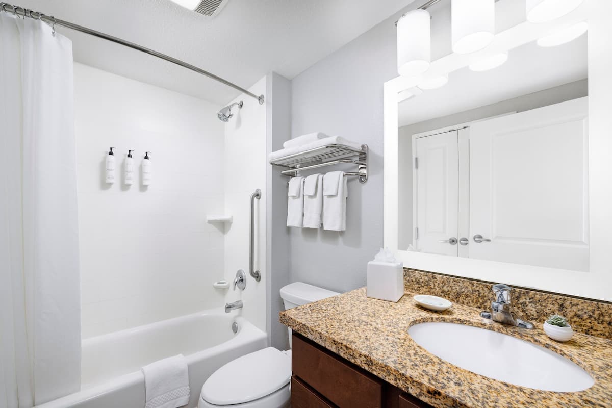 hydromassage showerhead, hair dryer, towels