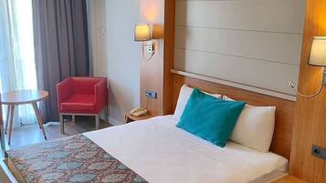 Phòng đơn Deluxe, 1 phòng ngủ, quang cảnh công viên | Phòng tắm | Vòi sen/bồn tắm kết hợp, máy sấy tóc, dép đi trong nhà, khăn tắm
