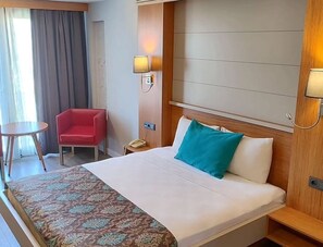 Deluxe Single Room, 1 Bedroom, Park View | Bathroom | Combined shower/tub, hair dryer, slippers, towels